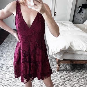 Free People • Sleeveless Burgundy Lace Floral Vneck Mini Dress • Sz 10
